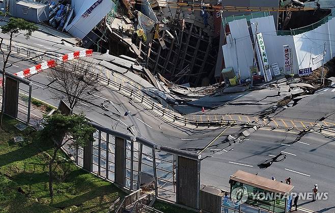 광명 신안산선 공사장 지하 붕괴 사고 현장 (광명=연합뉴스) 홍기원 기자 = 지난 11일 경기도 광명시 일직동 신안산선 공사 현장에서 붕괴 사고가 발생했다. 2025.4.11 xanadu@yna.co.kr