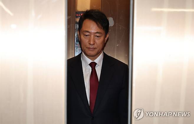 국민의힘 당사 나서는 오세훈 서울시장 (서울=연합뉴스) 서명곤 기자 = 오세훈 서울시장이 12일 서울 여의도 국민의힘 당사에서 대선 불출마를 선언한 뒤 기자회견장을 나서고 있다. 2025.4.12 seephoto@yna.co.kr