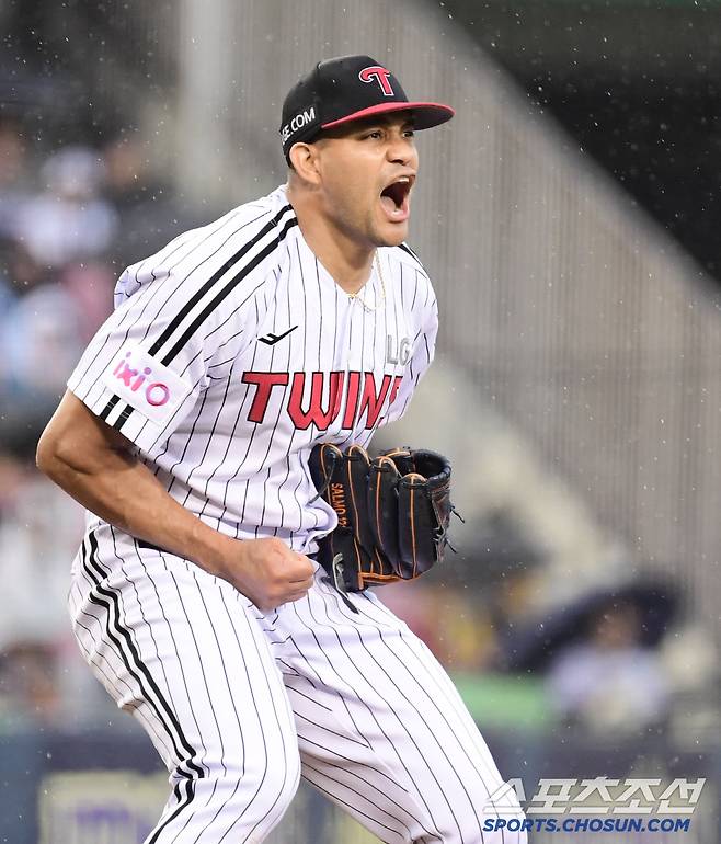 12일 잠실야구장에서 열린 KBO리그 LG와 두산의 경기. 6회 2사 만루. 두산 추재현을 삼진 처리하고 환호하는 LG 치리노스. 잠실=송정헌 기자songs@sportschosun.com/2025.04.12/