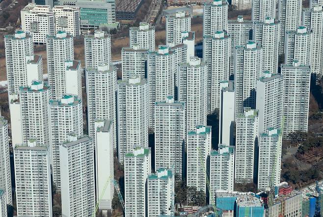 지난 2월 13일 서울 송파구 롯데월드타워 전망대에서 바라본 아파트들의 모습. /연합뉴스