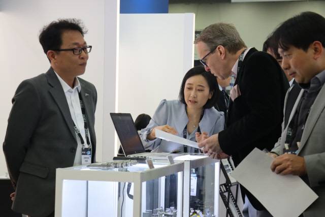 현대차그룹이 24개 중소 부품협력사와 함께 지난 8~10일(현지시간), 미국 미시간주 디트로이트 헌팅턴 플레이스에서 개최된 북미 최대 모빌리티 기술 전시회 'WCX 2025'에 공동 참가했다고 13일 밝혔다. 사진은 '현대자동차그룹 협력사관'에 마련된 중소 부품협력사들의 부스에서 협력사 대표와 관계자 등이 바이어들과 수출 관련 상담을 하고 있는 모습. 현대차그룹 제공