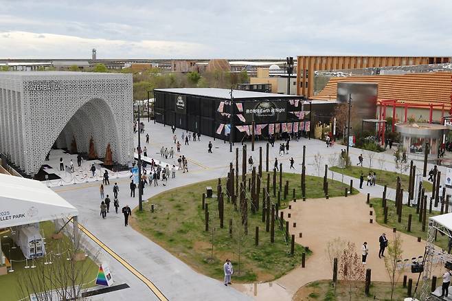 오사카·간사이 만국박람회(오사카 엑스포)가 13일 개막했다. 사진은 거대한 원형 목조건축물인 \'\'그랜드 링\'\'에서 내려다본 박람회장 모습. 연합뉴스
