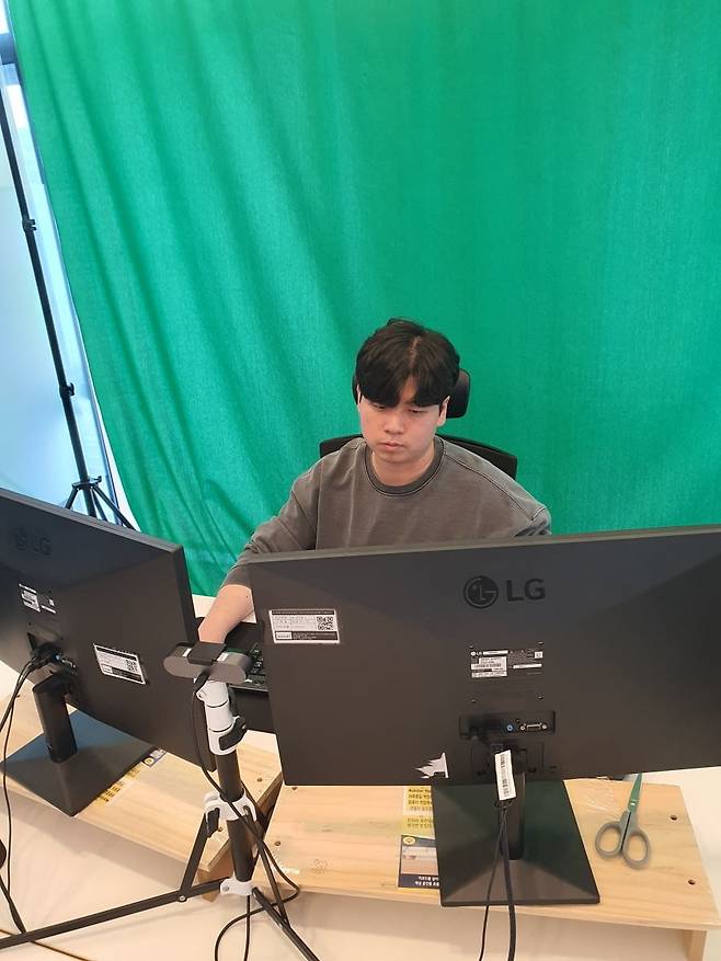 임기현 대리가 사내 홍보 영상을 편집하고 있다. 성남=윤현주 기자