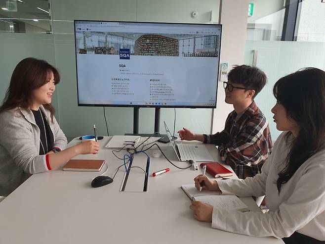 SQA실 직원들이 테스트 프로세스 리뷰 회의를 하고 있다. 성남=윤현주 기자