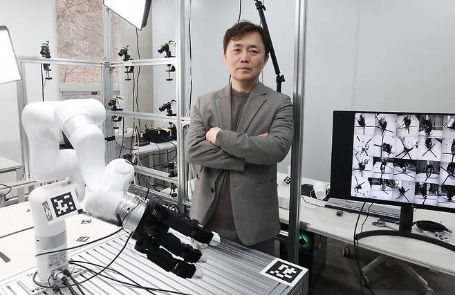 서울대 컴퓨터연구소 패러덱스 설비 공간에서 서진욱 서울대 컴퓨터연구소장이 사진 촬영을 하고 있다. 이곳에서는 인간의 움직임을 여러 대의 카메라로 촬영해 동작을 모사하는 인공지능(AI) 모델을 개발하고 이를 로봇으로 재현하는 기술을 연구한다. /사진=이솔 기자