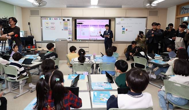 지난 10일 대구 용계초 3학년 교실에서 AIDT를 활용한 수업 수업이 진행되고 있다. 교육부 제공