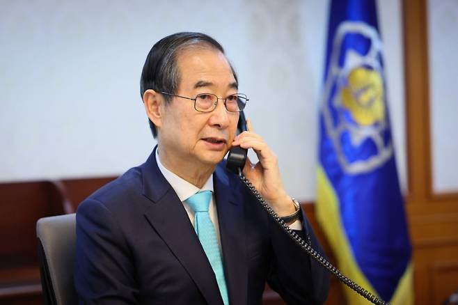 한덕수 대통령 권한대행 국무총리가 지난 11일 정부서울청사 집무실에서 소말리아 아덴만 해역에 해외파병 중인 청해부대 44진 부대장 권용구 해군 대령과 전화 통화를 하고 있다. 사진=연합뉴스