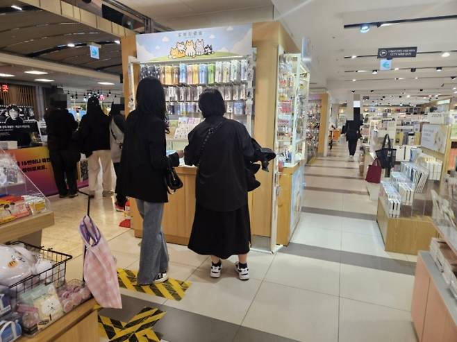 지난 7일 오후 서울 종로구 교보문구에서 손님들이 캐릭터 굿즈를 구경하고 있다. /사진=박상혁 기자.
