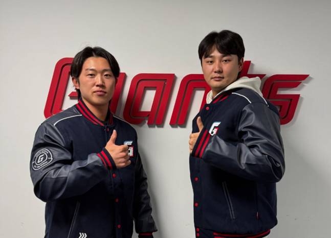 전민재(왼쪽)와 정철원. /사진=롯데 자이언츠 제공