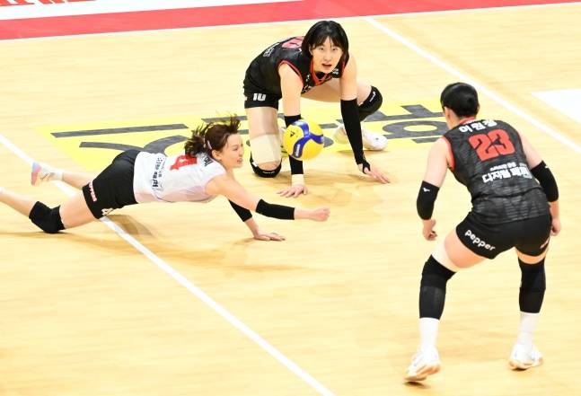 한다혜(왼쪽)가 디그를 하고 있다. /사진=한국배구연맹 제공