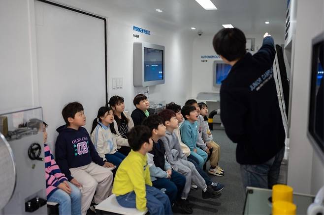 'BMW미래재단이 충청지역 초등학교 학생 대상 BMW 모바일 캠퍼스 분교 초청데이를 성공적으로 종료했다.' 사진=BMW 미래재단