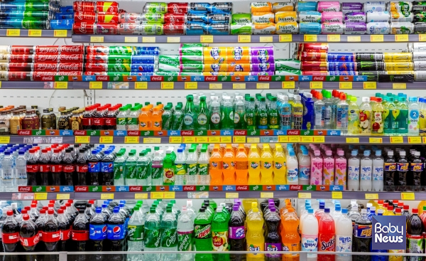 아이들이 즐겨 마시는 탄산음료. 1캔의 당류 평균 함량은 각설탕 11개에 버금가는 32g으로, 음료 1캔 섭취만으로도 WHO 당류 권고섭취량의 70%를 넘어서게 된다. ⓒ베이비뉴스