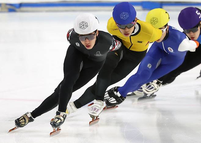 13일 서울 목동 아이스링크에서 열린 2025-2026시즌 쇼트트랙 국가대표 2차 선발전. 남자부 1000m 예선에서 서울시청 박지원이 역주하고 있다. 사진=연합뉴스