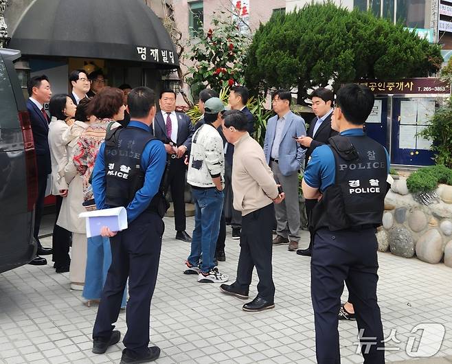 이날 사무실 앞에는 윤석열 전 대통령 지지자 10여명이 김 의원의 당직 사퇴를 촉구하며 농성을 벌였다.(국민의힘 제공. 재판매 및 DB 금지) /뉴스1