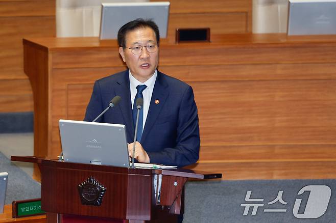 박성재 법무부 장관이 14일 오후 서울 여의도 국회 본회의장에서 김영배 더불어민주당 의원의 정치·외교·통일·안보에 관한 대정부질문에 답하고 있다. 2025.4.14/뉴스1 ⓒ News1 안은나 기자