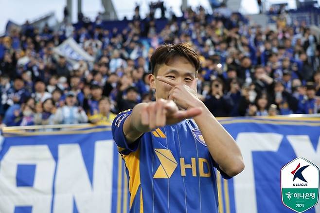 울산 강상우가 13일 대구전에서 승리한 뒤 자신의 시그니처 세리머니를 펼치고 있다. 사진 | 한국프로축구연맹