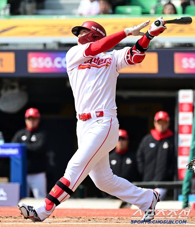 10일 인천 SSG랜더스필드에서 열린 SSG 랜더스와 한화 이글스의 시범경기. SSG 최정이 타격을 하고 있다. 인천=박재만 기자 pjm@sportschosun.com/2025.03.10/