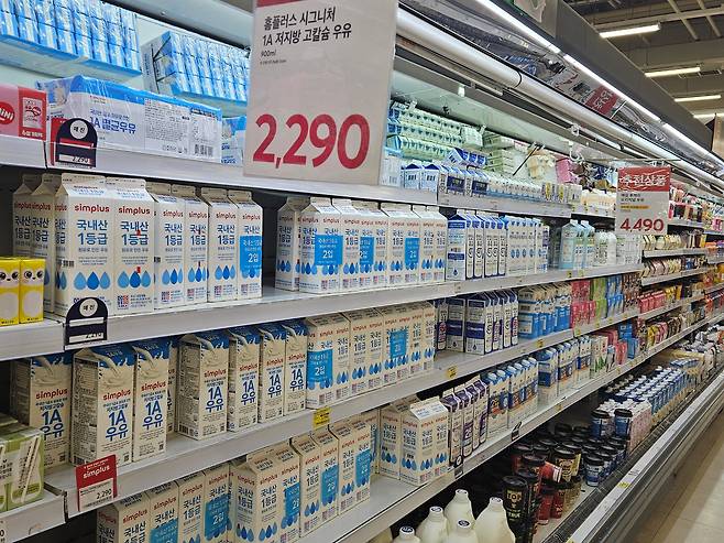지난 13일 오후 경기도 고양시 홈플러스 킨텍스점 내 우유 진열대 한쪽 면에 홈플러스의 PB(자체 브랜드) 상품인 '심플러스(simplus)' 제품이 다수 진열돼 있다. /정재훤 기자