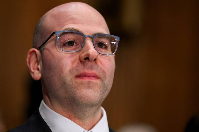 스티븐 미란 백악관 경제자문위원회(CEA) 위원장이 지난 2월 27일 미국 워싱턴 D.C. 국회 의사당에서 열린 상원 은행 주택도시문제위원회 인준 청문회에서 증언하고 있다. /로이터=연합뉴스