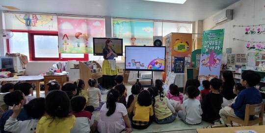지난 11일 천안시 서북구 한 유치원에서 그림책 "기억도둑을 잡아"라를 활용한 치매인식개선교육, 세대이해교육이 이뤄지고 있다. 윤평호 기자