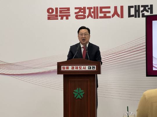 이장우 대전시장은 14일 대전시청에서 기자간담회를 갖고 제21대 대통령 선거 불출마를 선언하고 있다. 우혜인 기자