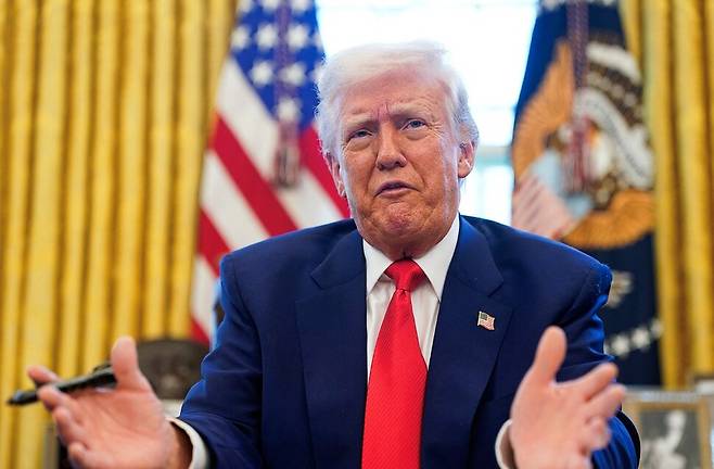 도널드 트럼프 미국 대통령이 9일 백악관에서 행정명령에 서명한 뒤 기자들의 질문에 답하고 있다. 워싱턴/로이터 연합뉴스