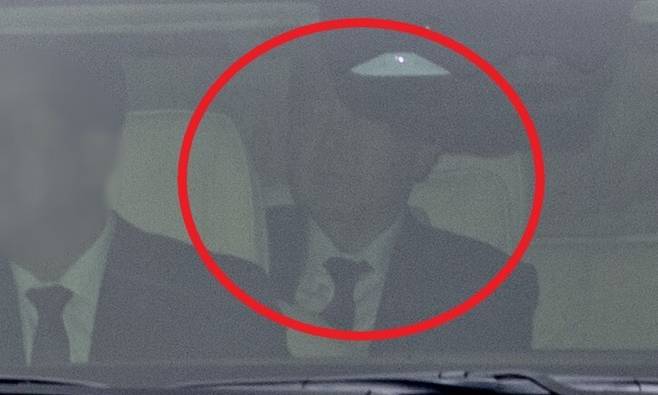 내란 우두머리 혐의를 받는 윤석열 전 대통령이 14일 첫 정식 재판이 열리는 서울 서초구 서울중앙지방법원에 들어서고 있다. 연합뉴스