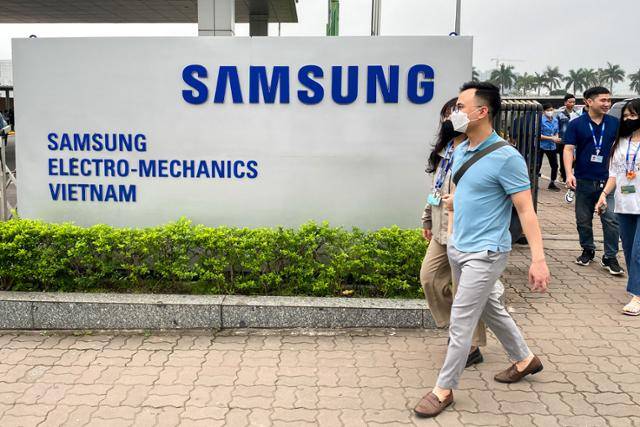 직원들이 9일 베트남의 타이응우옌 산업단지에 있는 삼성전기 사업장 대문을 나서고 있다. 포옌=로이터 연합뉴스