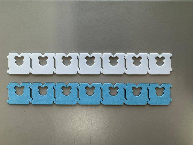 ㈜샤니의 식빵 포장재를 여미는 데 썼던 플라스틱 클립(위)과 새로 도입한 종이 클립. SPC 제공