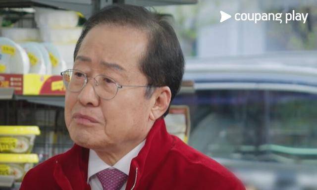 홍준표 전 대구시장이 쿠팡플레이 코미디 프로그램 'SNL 코리아'에 출연해 대선과 관련한 질문들에 답하고 있다. SNL 코리아 화면 캡처