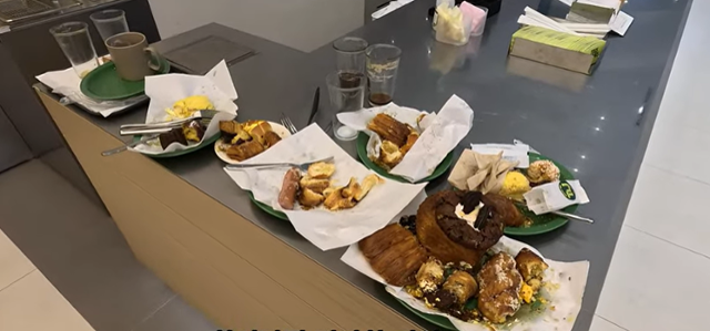 13일 유튜버 '독거또랭이'가 올린 뚜레쥬르 빵 뷔페 이용 후기 영상의 한 장면. 먹다 남은 빵들이 퇴식구에 한가득 쌓여 있다. 독거또랭이 유튜브 캡처