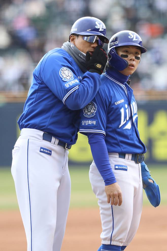 삼성 이종욱 코치와 김성윤. 삼성 제공