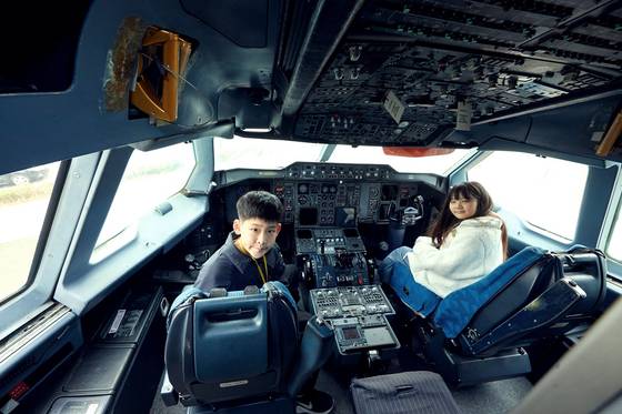 비행기 조종에 필요한 조종간·러더페달·계기판 등이 있는 조종실을 살펴본 이주호(왼쪽)·윤보영 학생기자.