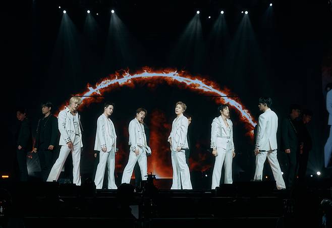 From left: Infinite members Sungyeol, Seongjong, Woohyun, Sungkyu, Dongwoo and L perform during the "Limited Edition" concert held in Inspire Arena, Incheon, Sunday. (Infinite Company)
