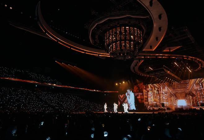 Infinite performs during the "Limited Edition" concert held in Inspire Arena, Incheon, Sunday. (Infinite Company)