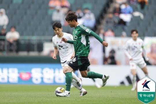 드리블하는 홍정호