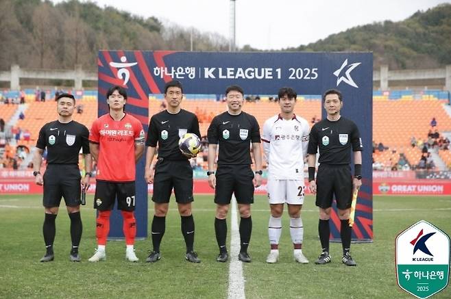 이유현(사진 맨 왼쪽에서 두 번째)은 4월 13일 광주 FC와의 홈경기에 주장 완장을 차고 나섰다. 사진=한국프로축구연맹