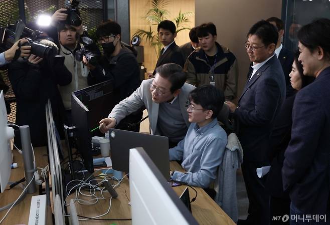 (서울=뉴스1) 국회사진취재단 = 이재명 더불어민주당 대선 예비후보가 14일 서울 강남구 퓨리오사AI를 찾아 회사를 둘러보고 있다. 2025.4.14/뉴스1 Copyright (C) 뉴스1. All rights reserved. 무단 전재 및 재배포, AI학습 이용 금지. /사진=(서울=뉴스1) 국회사진취재단