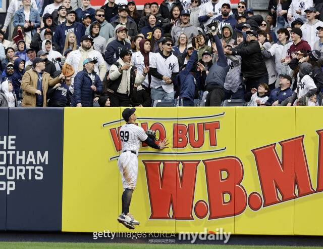 이정후의 역전 스리런 홈런을 지켜보는 애런 저지./게티이미지코리아