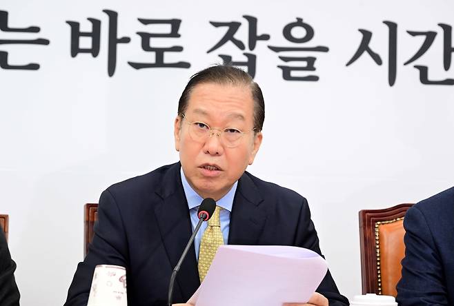 권영세 국민의힘 비대위원장이 14일 오전 서울 여의도 국회에서 열린 비상대책위원회의에 참석해 모두발언하고 있다. 이상섭 기자