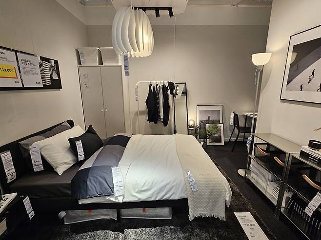 이케아 강동점 내 쇼룸. 총 74만3600원으로 침실을 채워넣은 모습이다.