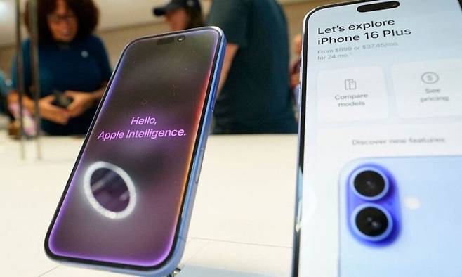 2024년 9월 20일 뉴욕 애플스토어에서 열린 출시 행사 중 애플 아이폰 16이 전시돼 있다. AFP연합뉴스