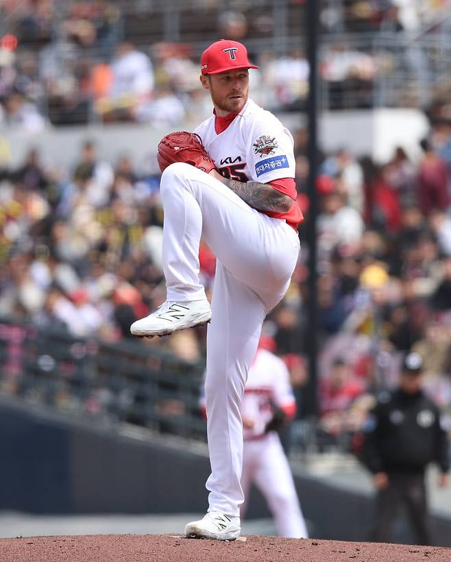 KIA 아담 올러가 13일 광주-기아챔피언스필드에서 열린 2025 KBO리그 SSG전에 선발투수로 등판해 와인드업을 하고 있다. 올러는 이날 7이닝 2안타 1볼넷 4탈삼진 2실점 호투로 팀의 11-5 승리를 이끌었다. 주무기인 슬러브보단 횡으로 크게 휘는 스위퍼를 많이 활용하나 모습이었다. 사진제공|KIA 타이거즈