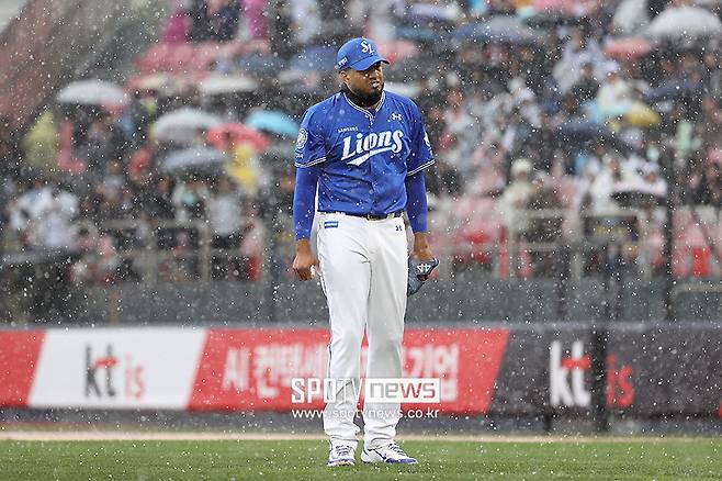 ▲ 13일 추운 날씨 속에서 공을 던지며 2이닝 5실점으로 부진했던 대니 레예스 ⓒ곽혜미 기자