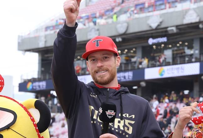 13일 경기를 마치고 팬들에게 인사하는 올러. /사진=KIA 타이거즈