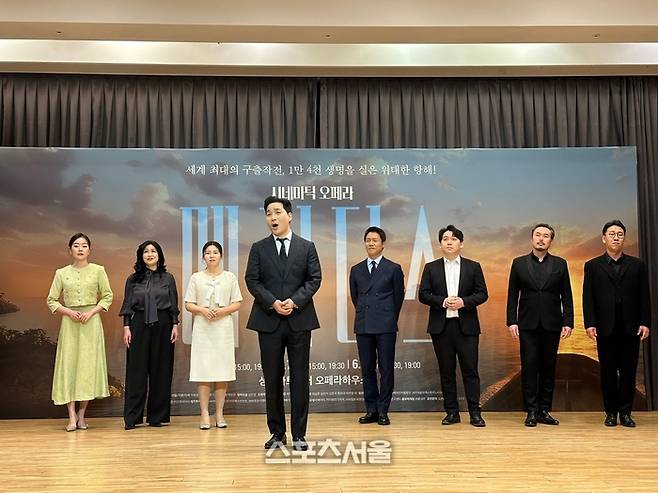 15일 시네마틱 오페라 ‘메러디스’ 제작발표회에서 하도권(왼쪽에서 네 번째)이 출연 배우들과 피날레 ‘자유의 땅 대한민국’을 시연하고 있다. 사진 | 표권향 기자 gioia@sportsseoul.com