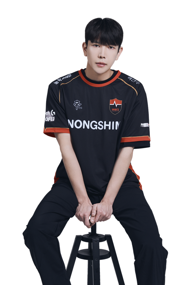 이태경이 15일 서울 잠실DN콜로세움에서 열린 2025 FC온라인 슈퍼 챔피언스 리그(FSL) E조 승자전에서 신경섭을 2-1로 이기며 조 1위로 16강에 올랐다. 사진 | 넥슨