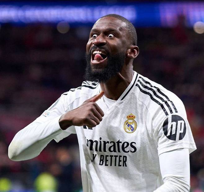 레알 마드리드의 수비수 안토니오 뤼디거가 클럽의 이미지를 제대로 망치고 있다. 코칭 스태프를 폭행하고, 일본 선수들을 조롱한 것은 이미 유명하다. 최근에는 훈련장에서 동료 선수와 몸싸움까지 벌이며 논란이 커지고 있다.
1993년생으로 30세가 넘는 나이임에도 여전히 배움이 부족한 모습을 보이며 팬들의 눈살을 찌푸리게 하고 있다. 구단 차원에서 날뛰는 뤼디거의 행동을 자제시킬 대책 마련이 시급하다. 사진=SNS