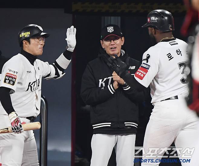 2일 수원 KT위즈파크에서 열린 LG-KT전. 1회말 2사 2루 로하스가 투런포를 친 후 이강철 감독과 허경민의 축하를 받고 있다. 수원=정재근 기자 cjg@sportschosun.com/2025.4.2/