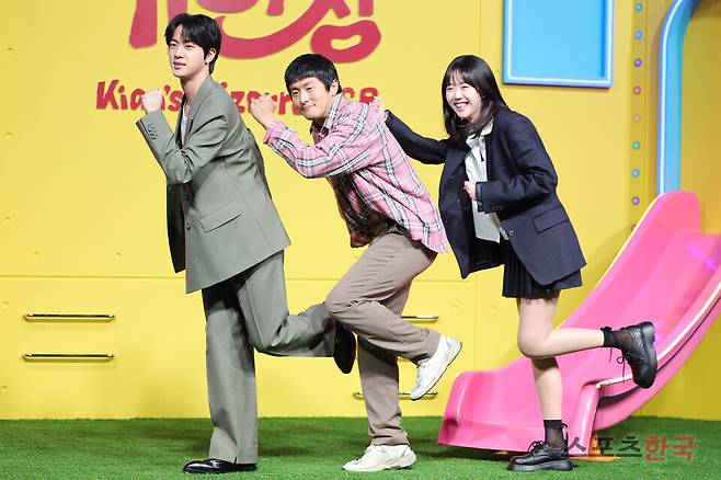 넷플릭스 예능 '대환장 기안장' 제작발표회 참석한 BTS 진, 기안84, 지예은. 25.04.15 ⓒ이혜영 기자 lhy@hankooki.com